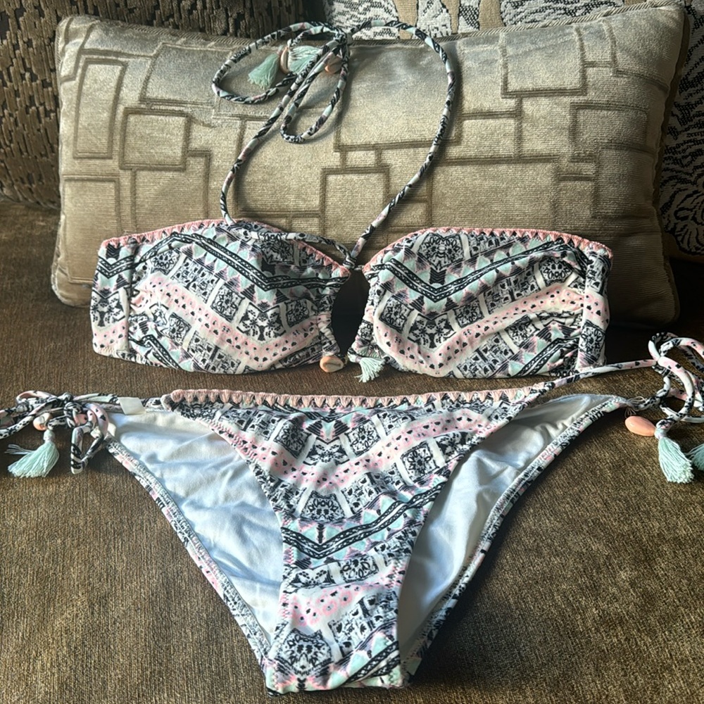 VICTORIAS SECRET swimsuit, matching set top size S string bikini bottom size M